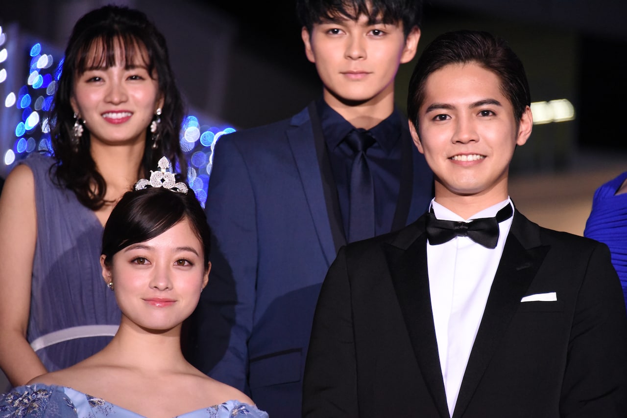 左から橋本環奈、片寄涼太。