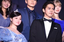 左から橋本環奈、片寄涼太。