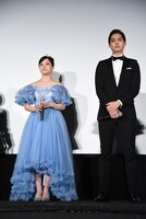 左から橋本環奈、片寄涼太。