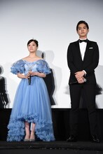 左から橋本環奈、片寄涼太。