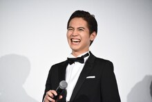 笑う片寄涼太。