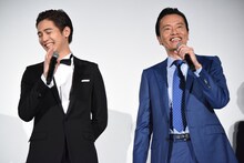 左から片寄涼太、遠藤憲一。