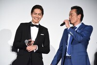 左から片寄涼太、遠藤憲一。