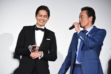 左から片寄涼太、遠藤憲一。