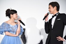 左から橋本環奈、片寄涼太。