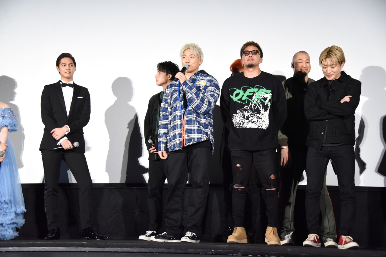 片寄涼太（左）とサプライズ登場したGENERATIONS from EXILE TRIBEメンバーたち（右）。