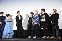 GENERATIONS from EXILE TRIBEに「歌ってくださいよ」と提案する橋本環奈（左）。