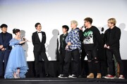 GENERATIONS from EXILE TRIBEに「歌ってくださいよ」と提案する橋本環奈(左)。