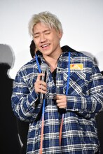 歌い出す小森隼。