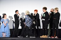 左から橋本環奈、GENERATIONS from EXILE TRIBE。