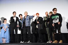 左から橋本環奈、GENERATIONS from EXILE TRIBE。