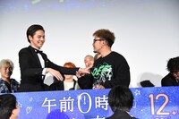 フォトセッション時、真っ先にセンターを陣取る数原龍友（右）止める片寄涼太（左）。