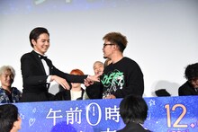 フォトセッション時、真っ先にセンターを陣取る数原龍友（右）止める片寄涼太（左）。