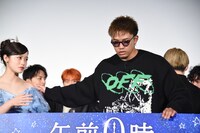 橋本環奈（左）を招き入れる数原龍友（右）。