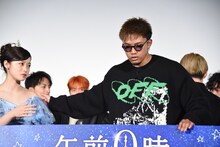 橋本環奈（左）を招き入れる数原龍友（右）。