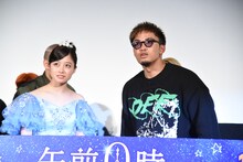 カメラに視線を向ける橋本環奈（左）と数原龍友（右）。