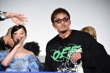 暴走する数原龍友（右）を止める橋本環奈（左）と片寄涼太の手。