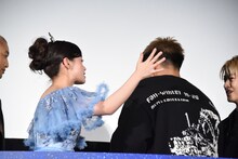 数原龍友（右）を追い返す橋本環奈（左）。