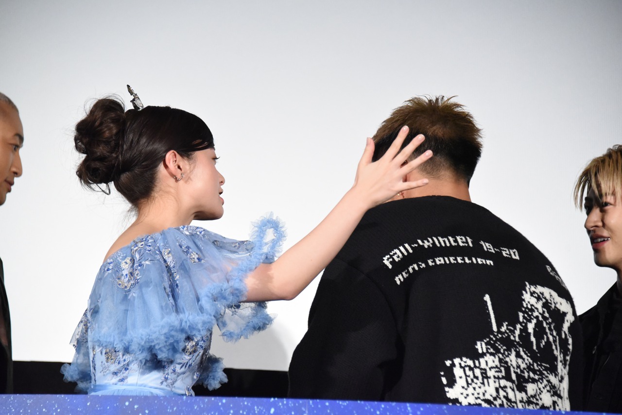 数原龍友（右）を追い返す橋本環奈（左）。