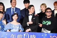 映画「午前0時、キスしに来てよ」完成披露舞台挨拶の様子。