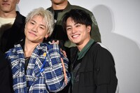 寄り添う小森隼（左）と白濱亜嵐。