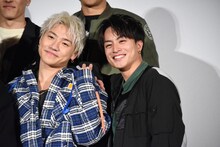 寄り添う小森隼（左）と白濱亜嵐。