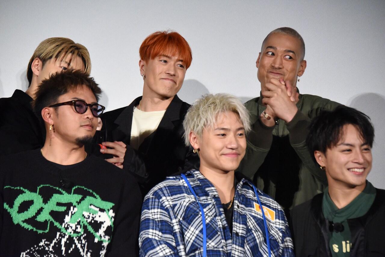 上段左から佐野玲於、中務裕太、関口メンディー、下段左から数原