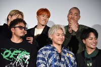 上段左から佐野玲於、中務裕太、関口メンディー、下段左から数原龍友、小森隼、白濱亜嵐。