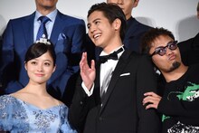 片寄涼太（中央）に寄り添う数原龍友（右）。