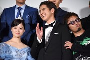 片寄涼太(中央)に寄り添う数原龍友(右)。