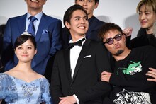 左から橋本環奈、片寄涼太、数原龍友。