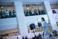 ヒールを気にしながら元気に踊る内田彩。