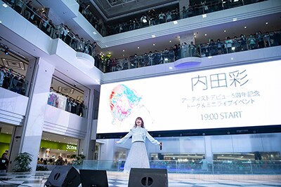 観客の声援に笑顔で応える内田彩。