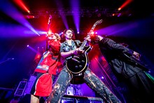 THE ORAL CIGARETTESのステージの様子。（Photo by Viola Kam［V’z Twinkle］）