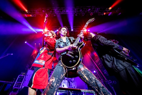 THE ORAL CIGARETTESのステージの様子。（Photo by Viola Kam［V’z Twinkle］）