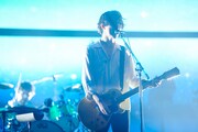 人気画像8位は「『魔法みたいな夜』BUMP OF CHICKEN全国ツアー、東京ドーム2DAYSで終幕」より、藤原基央（Vo, G）。（撮影：太田好治）