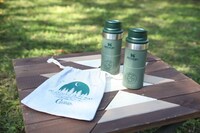 ドローストリングバッグと「Caravan×STANLEY クラシック真空 ワンハンドマグII」。