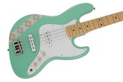 あいにゃんモデルの「SILENT SIREN JAZZ BASS」。
