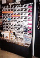1993年11月頃のHMV渋谷店内。ピチカート・ファイヴのアルバム「エキスポ2001」が「SHIBUYA RECOMMENDATION」コーナーで大々的に展開されている。（写真提供：太田浩氏）