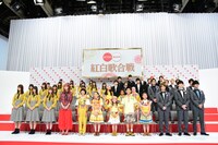 人気画像8位は「『NHK紅白歌合戦』曲順発表、トップバッターはFoorinと郷ひろみ」より、「第70回NHK紅白歌合戦」の出場歌手発表会見の様子。