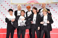 佐野玲於が準備した「DREAMERS」TシャツをアピールするGENERATIONS from EXILE TRIBE。