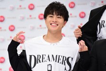 佐野玲於が準備した「DREAMERS」Tシャツを見せる白濱亜嵐。