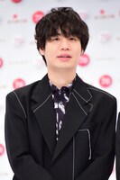 楢崎誠（B, Sax / Official髭男dism）