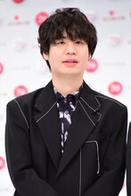 楢崎誠（B, Sax / Official髭男dism）