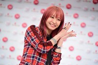 「パプリカ」の振り付けを披露するLiSA。