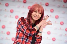 「パプリカ」の振り付けを披露するLiSA。