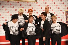 佐野玲於が準備した「DREAMERS」TシャツをアピールするGENERATIONS from EXILE TRIBE。