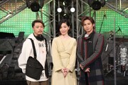 左から堂本剛、坂本真綾、堂本光一。(c)フジテレビ