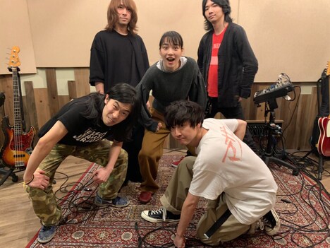 のん「わたしは部屋充」レコーディング時の様子。