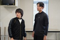 左から今井悠貴扮する西崎颯真、前川泰之扮するファイター田中。